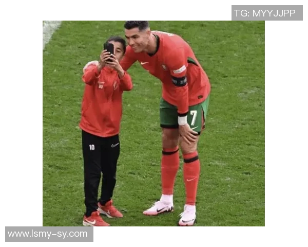 足球明星关爱小球迷的温暖时刻与动人故事